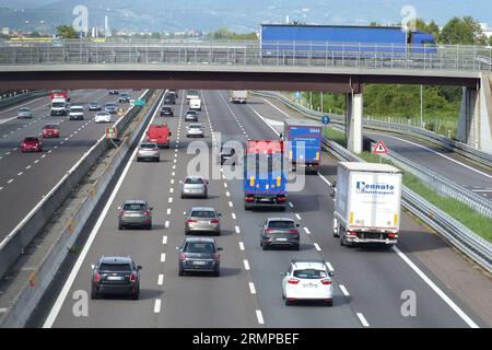 Nach der Sommerpause ist die Autobahn Mailand-Venedig trotz der 4 Fahrspuren in jeder Richtung bereits mit Warteschlangen auf den Rampen und intensivem Verkehr auf Hochtouren. Stockfoto