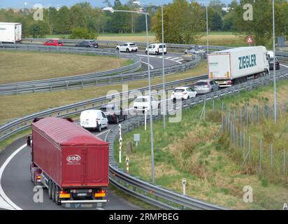 Nach der Sommerpause ist die Autobahn Mailand-Venedig trotz der 4 Fahrspuren in jeder Richtung bereits mit Warteschlangen auf den Rampen und intensivem Verkehr auf Hochtouren. Stockfoto