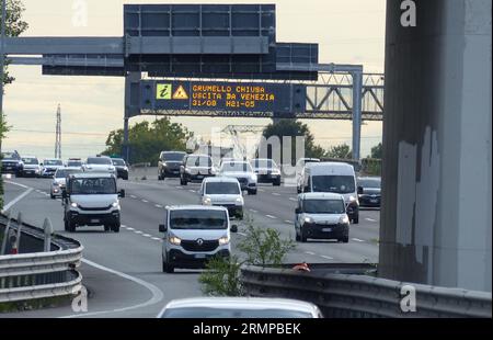 Nach der Sommerpause ist die Autobahn Mailand-Venedig trotz der 4 Fahrspuren in jeder Richtung bereits voll befahren, mit Warteschlangen auf den Rampen und intensivem Verkehr. Stockfoto