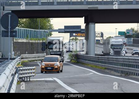 Nach der Sommerpause ist die Autobahn Mailand-Venedig trotz der 4 Fahrspuren in jeder Richtung bereits voll befahren, mit Warteschlangen auf den Rampen und intensivem Verkehr. Stockfoto
