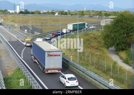 Nach der Sommerpause ist die Autobahn Mailand-Venedig trotz der 4 Fahrspuren in jeder Richtung bereits mit Warteschlangen auf den Rampen und intensivem Verkehr auf Hochtouren. Stockfoto