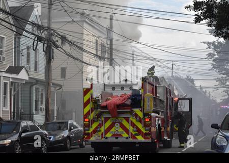 Newark, New Jersey, USA. 29. August 2023. (NEU) zwei-Alarm-Feuer in Newark, New Jersey. 29. August 2023, Newark, New Jersey, USA: Feuerwehrleute kämpften gegen Flammen, die in einem Mehrfamilienhaus durch einen Brand in Newark, New Jersey, ausbrachen. Das zwei-Alarm-Feuer brach in einem dreistöckigen Wohnhaus an der 634 15th Avenue gegen 17:00 Uhr am Dienstag (29) Nachmittag aus. Es wurden keine Verletzungen gemeldet. (Bild: © Kyle Mazza/TheNEWS2 über ZUMA Press Wire) NUR REDAKTIONELLE VERWENDUNG! Nicht für kommerzielle ZWECKE! Stockfoto