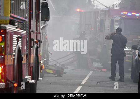 Newark, New Jersey, USA. 29. August 2023. (NEU) zwei-Alarm-Feuer in Newark, New Jersey. 29. August 2023, Newark, New Jersey, USA: Feuerwehrleute kämpften gegen Flammen, die in einem Mehrfamilienhaus durch einen Brand in Newark, New Jersey, ausbrachen. Das zwei-Alarm-Feuer brach in einem dreistöckigen Wohnhaus an der 634 15th Avenue gegen 17:00 Uhr am Dienstag (29) Nachmittag aus. Es wurden keine Verletzungen gemeldet. (Bild: © Kyle Mazza/TheNEWS2 über ZUMA Press Wire) NUR REDAKTIONELLE VERWENDUNG! Nicht für kommerzielle ZWECKE! Stockfoto
