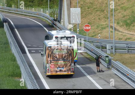 Nach der Sommerpause ist die Autobahn Mailand-Venedig trotz der 4 Fahrspuren in jeder Richtung bereits mit Warteschlangen auf den Rampen und intensivem Verkehr auf Hochtouren. Stockfoto