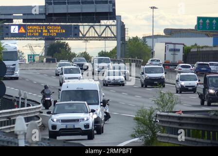Nach der Sommerpause ist die Autobahn Mailand-Venedig trotz der 4 Fahrspuren in jeder Richtung bereits mit Warteschlangen auf den Rampen und intensivem Verkehr auf Hochtouren. Stockfoto