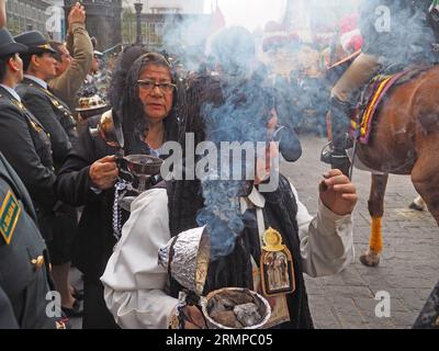 Lima, Peru. 29. August 2023. Weihrauchbrenner nehmen an der Prozession in Lima im Stadtzentrum Teil, wenn Devotees, die das Bild der Santa Rosa de Lima auf ihren Schultern tragen, wie jeden 30. august teilnehmen. Die Heilige Rose von Lima, geb. Isabel Flores de Oliva, 20. April 1586 - 24. August 1617, ist Patronin der amerikanischen Polizei und der Nationalpolizei Perus. Quelle: Fotoholica Press Agency/Alamy Live News Stockfoto