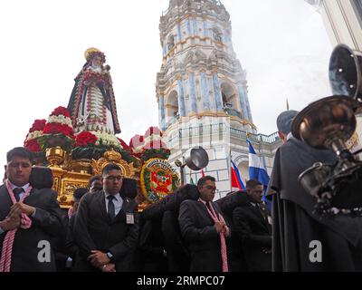 Lima, Peru. 29. August 2023. Gläubige, die das Bild von Santa Rosa de Lima auf ihren Schultern tragen, nehmen wie jeden 30. august an der Prozession in der Innenstadt von Lima Teil. Die Heilige Rose von Lima, geb. Isabel Flores de Oliva, 20. April 1586 - 24. August 1617, ist Patronin der amerikanischen Polizei und der Nationalpolizei Perus. Quelle: Fotoholica Press Agency/Alamy Live News Stockfoto