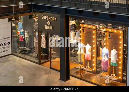 Superdry Bekleidungsgeschäft im nördlichen Teil des Kesselhauses des renovierten Battersea Kraftwerks, das heute ein Einkaufszentrum ist. London, England Stockfoto