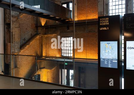 Boiler House North Blick auf die sympathische Umgestaltung des Battersea Kraftwerks, mit den ursprünglichen Ziegelwänden zu einem Merkmal gemacht. London, Großbritannien Stockfoto