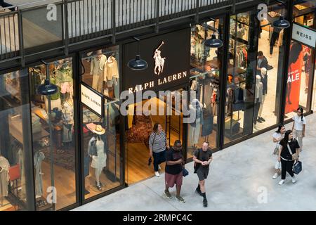 Shopper stöbern in einem Ralph Lauren Outlet Store in Turbine Hall A im renovierten, denkmalgeschützten Battersea Power Station in London, England Stockfoto