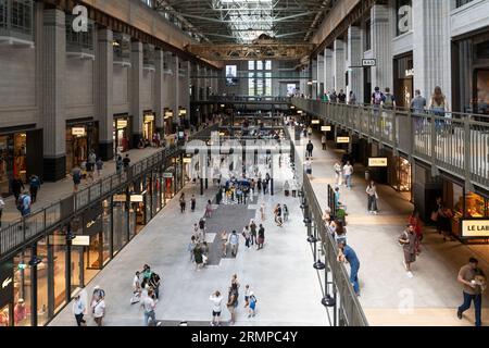 Turbinenhalle A des renovierten und denkmalgeschützten Battersea Power Station mit vielen Besuchern und Käufern, die das Einkaufszentrum füllen. London Stockfoto