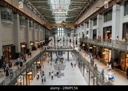 Turbinenhalle A des renovierten und denkmalgeschützten Battersea Power Station mit vielen Besuchern und Käufern, die das Einkaufszentrum füllen. London, Großbritannien Stockfoto