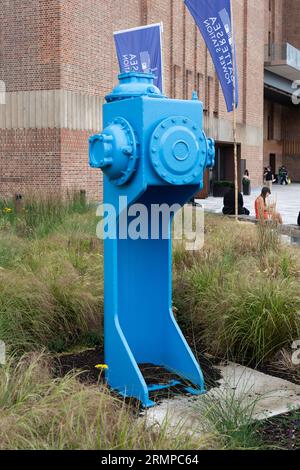 Bei dieser T-Anschlussstelle handelt es sich um eine Verbindungskammer, die Teil der erhaltenen 66 kV Schaltanlage des Battersea-Kraftwerks am Sanierungsstandort des Battersea-Kraftwerks ist. UK Stockfoto