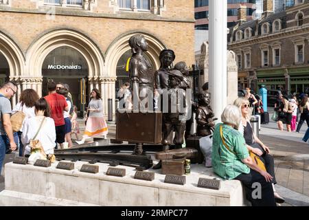 Kindertransport – The Arrival ist eine Bronzeskulptur der geretteten jüdischen Kinder von Frank Meisler vor dem Bahnhof Liverpool Street in London Stockfoto