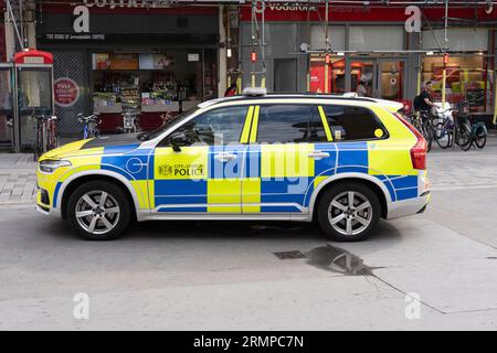 Ein Polizeiwagen parkte vor der Liverpool Street Station in London, einem Teil der City of London Police Force. England Stockfoto
