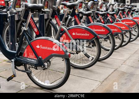 Eine Reihe von geparkten Fahrrädern an den Dockingstationen, die von Santander, einem Teil des Londoner Fahrradverleihprogramms „Transport for London“ (TFL), gesponsert wurden. UK Stockfoto