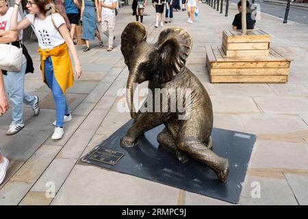 Eine Bronzeskulptur eines verwaisten Elefantenbabys namens Malkia, der vom Sheldrick Wildlife Trust gerettet wurde. Brushfeld Street, London, Großbritannien Stockfoto