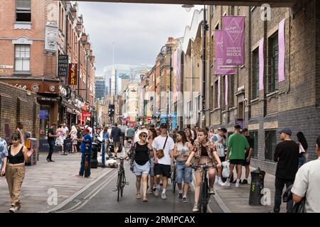 Die Brick Lane, eine berühmte Straße im East End von London und das Herz der bangladeschischen Gemeinde, ist für Spaziergänge und Radtouren bekannt. UK Stockfoto