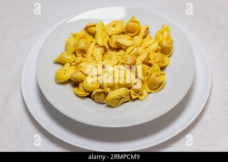 Traditionelle italienische Tortellini (Capeletti, Agnolini) Suppe mit Huhn und Gemüse, spezielle Suppe für kalte Nächte Stockfoto