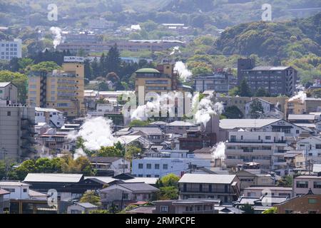 Japan, Kyushu, Beppu. Blick auf den von Hot Springs produzierten Dampf in der Stadt. Stockfoto