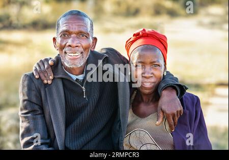 Liebe alte afrikanische Paare, die sich im Freien umarmen, endlose Liebe, Seniorenleben Stockfoto