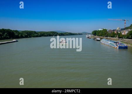 Bratislava, Slowakei. August 2023. Blick auf die Donau von der UFO SNP-Brücke Stockfoto