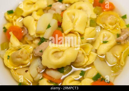 Traditionelle italienische Tortellini (Capeletti, Agnolini) Suppe mit Huhn und Gemüse, spezielle Suppe für kalte Nächte Stockfoto