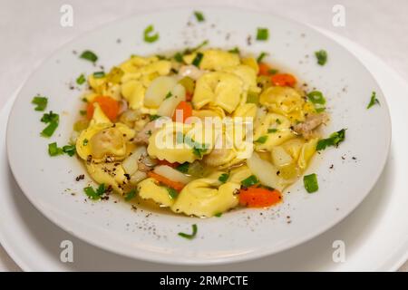 Traditionelle italienische Tortellini (Capeletti, Agnolini) Suppe mit Huhn und Gemüse, spezielle Suppe für kalte Nächte Stockfoto