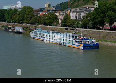 Bratislava, Slowakei. August 2023. Blick auf ein Touristenschiff auf der Donau Stockfoto