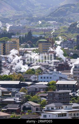 Japan, Kyushu, Beppu. Blick auf den von Hot Springs produzierten Dampf in der Stadt. Stockfoto