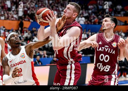 Jakarta, Indonesien. 29. August 2023. Rolands Smits of Latvia bricht beim FIBA-WM-Spiel 2023 der Gruppe H zwischen Kanada und Lettland in Jakarta, Indonesien, am 29. August 2023 durch. Quelle: Agung Kuncahya B./Xinhua/Alamy Live News Stockfoto