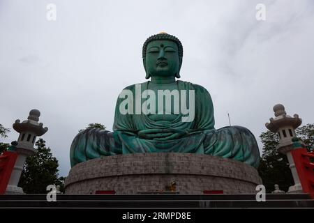 Buddha-Statue auf der Spitze des Wat Phrathat Doi Phra Chan, Provinz Lampang, Nordthailand. Stockfoto