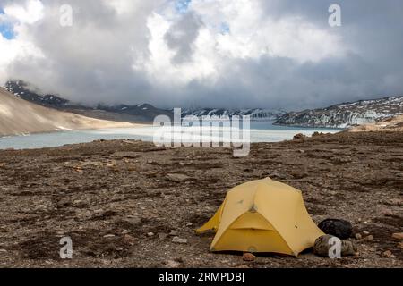 Camping in der Nähe der Westseite des Tilicho-Sees im Himalaya. Gelbes Zelt in den Bergen. Stockfoto