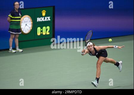 New York, USA. 29. August 2023. Die belgische Tennisspielerin Greet Minnen spielt im Arthur Ashe Stadium gegen Venus Williams aus den Vereinigten Staaten während der Women's Singles Round 1 beim US Open Tennis-Turnier 2023, das am 29. August 2023 im Flushing Meadow Corona Park in Queens, New York, NY, ausgetragen wird. Minnen gewann das Spiel in 1 Stunde 14 Minuten (Foto: Anthony Behar/SIPA USA) Credit: SIPA USA/Alamy Live News Stockfoto