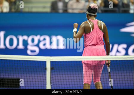 New York, USA. 29. August 2023. Venus Williams aus den Vereinigten Staaten reagiert darauf, als sie im Arthur Ashe Stadium gegen die belgische Tennisspielerin Greet Minnen während der Women's Singles Round 1 beim US Open Tennis Turnier 2023 im Flushing Meadow Corona Park in Queens, New York, NY, am 29. August 2023 spielt. Minnen gewann das Spiel in 1 Stunde 14 Minuten (Foto: Anthony Behar/SIPA USA) Credit: SIPA USA/Alamy Live News Stockfoto