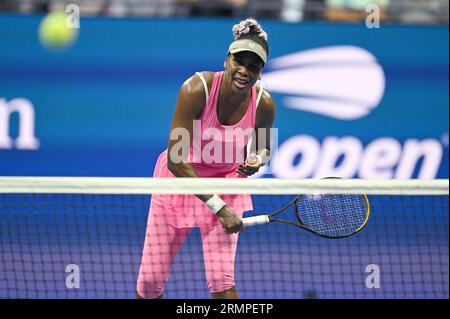 New York, USA. 29. August 2023. Venus Williams aus den Vereinigten Staaten spielt gegen den belgischen Tennisspieler Greet Minnen im Arthur Ashe Stadium während der Women's Singles Round 1 beim US Open Tennis Turnier 2023, das am 29. August 2023 im Flushing Meadow Corona Park in Queens, New York, NY, ausgetragen wird. Minnen gewann das Spiel in 1 Stunde 14 Minuten (Foto: Anthony Behar/SIPA USA) Credit: SIPA USA/Alamy Live News Stockfoto