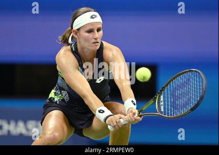 New York, USA. 29. August 2023. Die belgische Tennisspielerin Greet Minnen spielt im Arthur Ashe Stadium gegen Venus Williams aus den Vereinigten Staaten während der Women's Singles Round 1 beim US Open Tennis-Turnier 2023, das am 29. August 2023 im Flushing Meadow Corona Park in Queens, New York, NY, ausgetragen wird. Minnen gewann das Spiel in 1 Stunde 14 Minuten (Foto: Anthony Behar/SIPA USA) Credit: SIPA USA/Alamy Live News Stockfoto