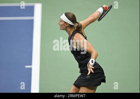 New York, USA. 29. August 2023. Die belgische Tennisspielerin Greet Minnen spielt im Arthur Ashe Stadium gegen Venus Williams aus den Vereinigten Staaten während der Women's Singles Round 1 beim US Open Tennis-Turnier 2023, das am 29. August 2023 im Flushing Meadow Corona Park in Queens, New York, NY, ausgetragen wird. Minnen gewann das Spiel in 1 Stunde 14 Minuten (Foto: Anthony Behar/SIPA USA) Credit: SIPA USA/Alamy Live News Stockfoto