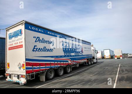 Australische Lastkraftwagen, die in der Nähe von Port Macquarie in New South Wales, Australien, geparkt sind Stockfoto