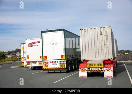 Australische Lastkraftwagen, die in der Nähe von Port Macquarie in New South Wales, Australien, geparkt sind Stockfoto