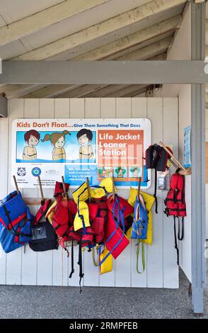 Life Preserver Loaner Station, National Water Safety, State Law verlangt, dass Jugendliche bis 12 Jahre eine Schwimmweste beim Bootfahren tragen. Stockfoto