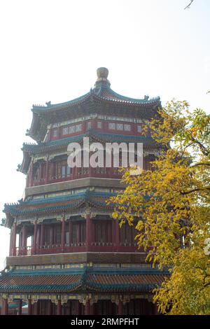 Halle der zersetzenden Wolken und der Turm des buddhistischen Duftes im Sommerpalast, Peking, China. Stockfoto