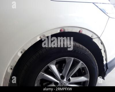 Kairo, Ägypten, 24. August 2023: Nahaufnahme eines schwarzen Autoreifens auf einem Parkplatz in einer Garage, Prinx HiCity HH2 Gebrauchtreifen auf Nissan SUV-Automobil, mit Stockfoto