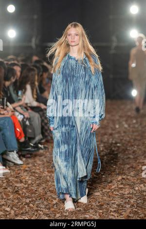 Tokio, Japan. August 2023. Start- und Landebahnmodell, 24. August 2023 - Rakuten Fashion Week TOKYO 2024 S/S : Tiit Tokyo in Tokio, Japan. Quelle: Keiichi Miyashita/AFLO/Alamy Live News Stockfoto