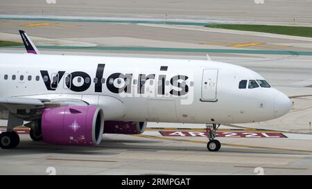 Der Volaris Airbus A320 fährt nach der Landung auf dem Chicago Midway International Airport auf der Landebahn. Stockfoto