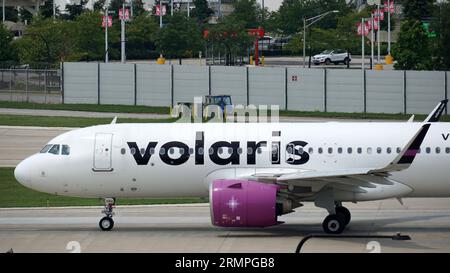 Der Volaris Airbus A320 fährt nach der Landung auf dem Chicago Midway International Airport auf der Landebahn. Stockfoto