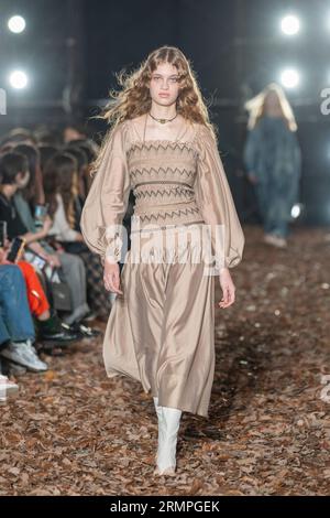 Tokio, Japan. August 2023. Start- und Landebahnmodell, 24. August 2023 - Rakuten Fashion Week TOKYO 2024 S/S : Tiit Tokyo in Tokio, Japan. Quelle: Keiichi Miyashita/AFLO/Alamy Live News Stockfoto