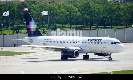 Der Volaris Airbus A320 fährt nach der Landung auf dem Chicago Midway International Airport auf der Landebahn. Stockfoto