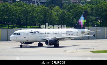 Der Volaris Airbus A320 fährt nach der Landung auf dem Chicago Midway International Airport auf der Landebahn. Stockfoto