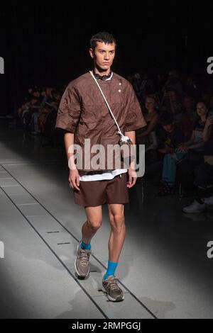 Tokio, Japan. 29. August 2023. Runway Model, 29. August 2023 - Rakuten Fashion Week TOKYO 2024 S/S : Wilsonkaki in Tokio, Japan. Quelle: Keiichi Miyashita/AFLO/Alamy Live News Stockfoto